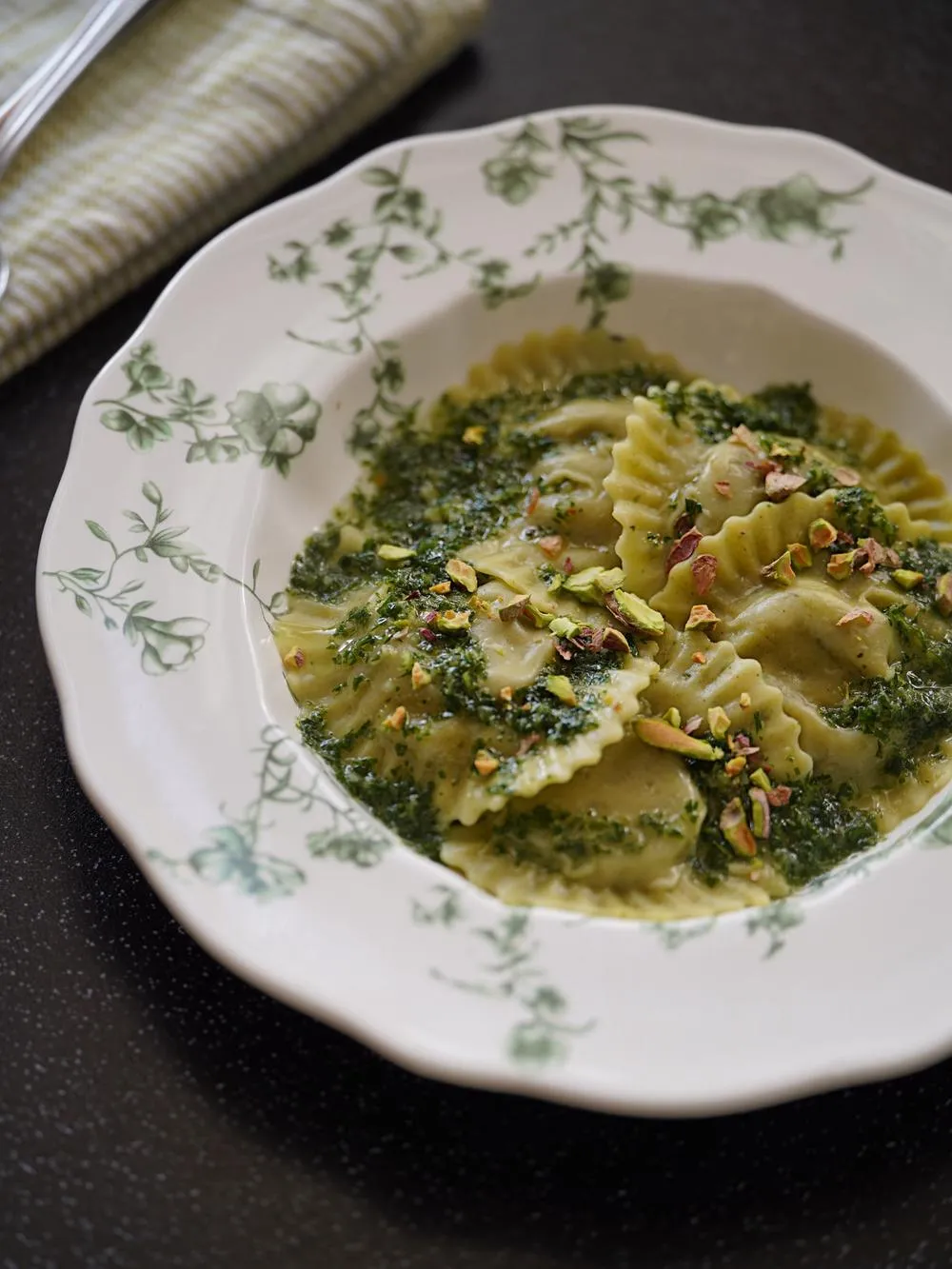 Raviolis verts, sauce aux herbes et pistaches