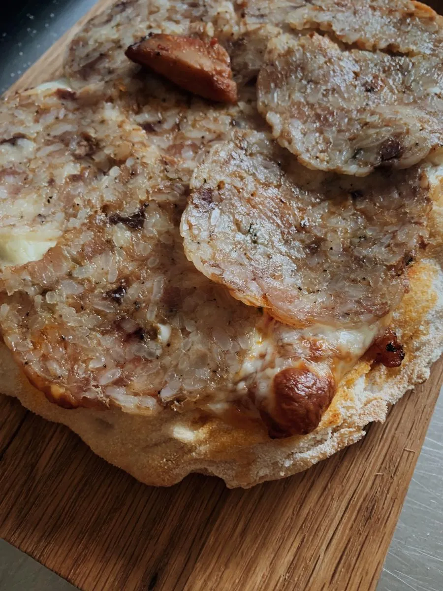 Coca à la xirella de Vilaller et fromage fondu